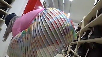 业余偷窥者在公共场合用隐藏相机捕捉脚交和裙子偷窥