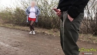 拥有大自然乳房的少女在公共场合自慰