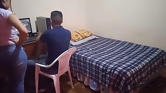 継母が私の義理の妹とのゲームセッションを中断する:スパイカメラで見つかったホットな出会い