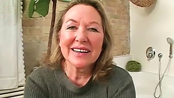热辣的金发奶奶给邻居手淫和口交