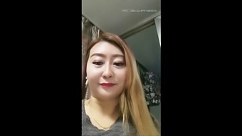 成熟的中国继母的亲密接触