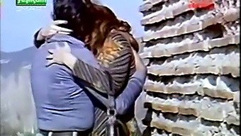 トルコのカップルの寝室で激しいキスと愛撫