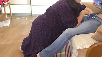 儿子从他成熟的妈妈那里接受口交,她张开大屁股进行肛交