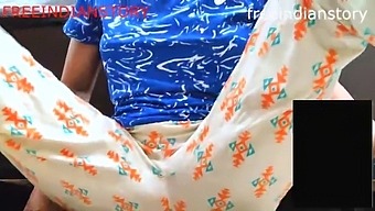 デシのおばさんがビデオ通話でフェラチオをする