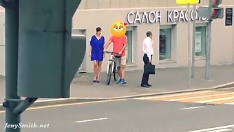Jeny在公共场合的脱衣舞挑逗的窥视视角