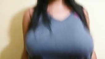 拉丁美女在独奏视频中展示她的大自然乳房和多汁的屁股