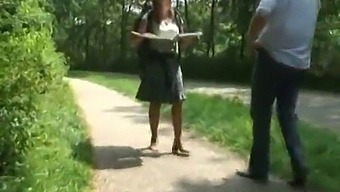 棕色头发的美熟女在树林里变得淘气