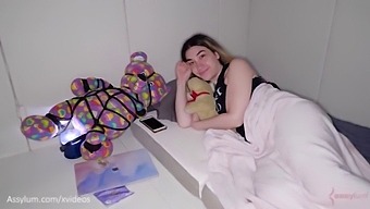 女贞操奴隶lexi Grey被迫喝尿作为惩罚,然后被粗暴地肛交和精液覆盖