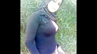トルコの自家製写真シリーズで、アマチュアのアラブ人とアジア人のヒジャーブを着用する女性たち