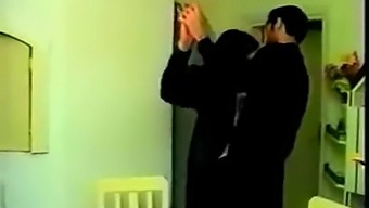 熱いトルコのカップルがキスをして、お互いのおっぱいで遊びます。