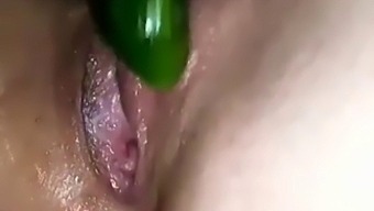业余情侣们享受用黄瓜玩玩具的乐趣
