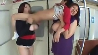 两个丰满的亚洲美女被猛烈地操