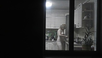 厨房里的裸体邻居:被邻居偷窥诱惑