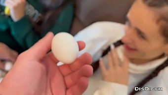 2人の女の子と男性が見知らぬ人たちのグループと野生の3pをする