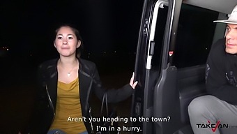 亚洲女孩的阴道在皮卡车上被拉伸并被精液覆盖