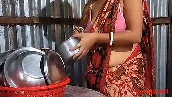 印度妻子在厨房里变得淘气