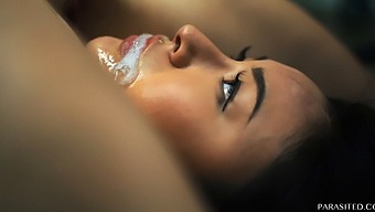 大胸部的色情明星与寄生虫进行热辣的三人行