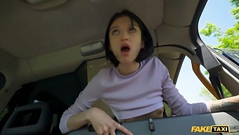 观看一个害羞的短发少女在高清视频中被阴道抽送