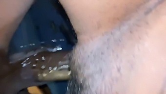 成熟的女人在杂货店里勾引她儿子的朋友的母亲