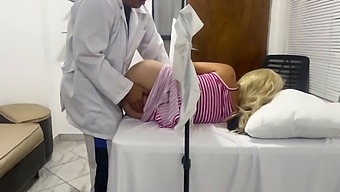 媚薬で淫乱なob / Gynに誘惑された美しい配偶者が、娼婦のように美化されながら撮影される。