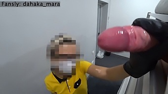 亚洲女佣意外地与客户的公开展示自慰