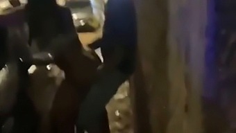 거리에서 들불처럼 퍼져나가는 뜨거운 섹스 비디오.
