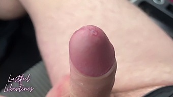 熟女妈妈在她的车里勾引她儿子的好朋友。