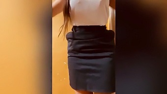 大学教授给她宿舍里的学生的诱人视频