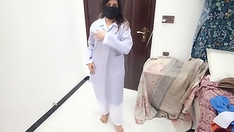 Sobia Nasir在宿舍房间里的感性舞蹈表演
