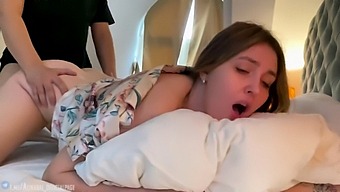年轻男子和他的继母在酒店的亲密遭遇的高清视频