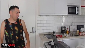 拉丁美女与她的伴侣进行性交