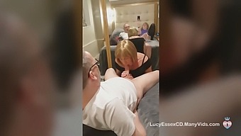Pauline,一个诱人的跨性别女人,给mike的大阴茎一个惊人的口交,直到他在她嘴里达到高潮。
