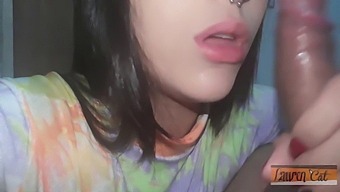巴西美女从她的情人那里接受面部射精