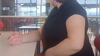 쇼핑센터에서 밀프와 아마추어 아날 섹스