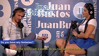 性感的小人物juan Bustos在自制视频中激烈地插入salome Gil的私密地带