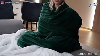 假期期间与继妹的亲密接触导致内裤上的意外高潮