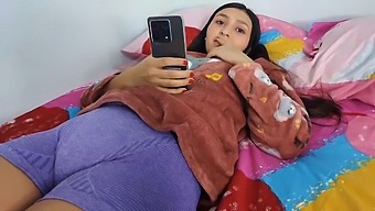 可爱诱人的继女rosibel取下安全套,给继父一个惊喜,导致在她私密部位的激烈而满足的性爱。