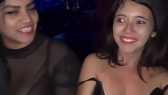 娇小的双性恋美女在小屋里摆动和操逼。