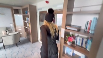出轨和被抓到和一个大自然胸的性感女人一起巡游。