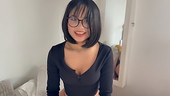 动漫女孩输了赌注,被射在她的大腿上。