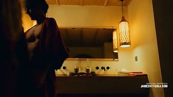 ホテルのスイートでの情熱的な愛の夜。