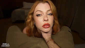 我最好的朋友的女儿是一个红发辣妹,她来找我时非常情绪化。